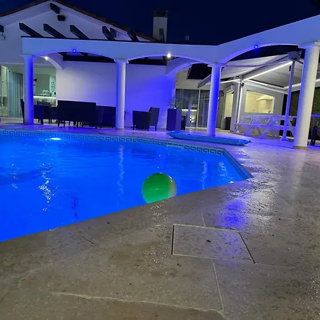 Sany:10 Pers Maison 200m2 Piscine , Jacuzzi Narrosse