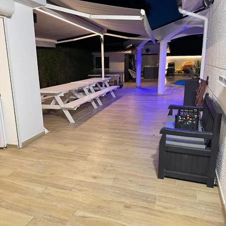 Sany:10 Pers Maison 200m2 Piscine , Jacuzzi Villa