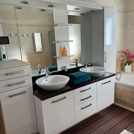 Sany:10 Pers Maison 200m2 Piscine , Jacuzzi