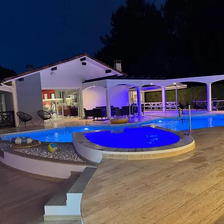 Sany:10 Pers Maison 200m2 Piscine , Jacuzzi *