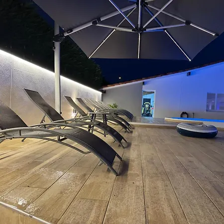 Sany:10 Pers Maison 200m2 Piscine , Jacuzzi Villa