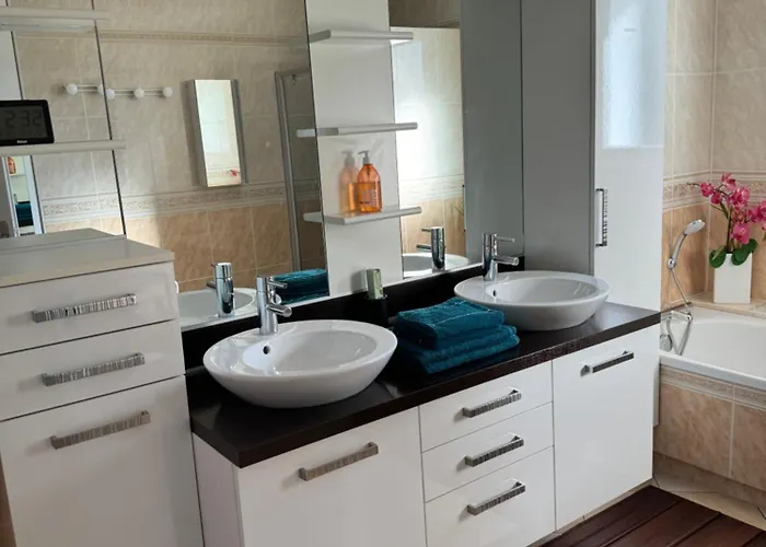 Sany:10 Pers Maison 200m2 Piscine , Jacuzzi