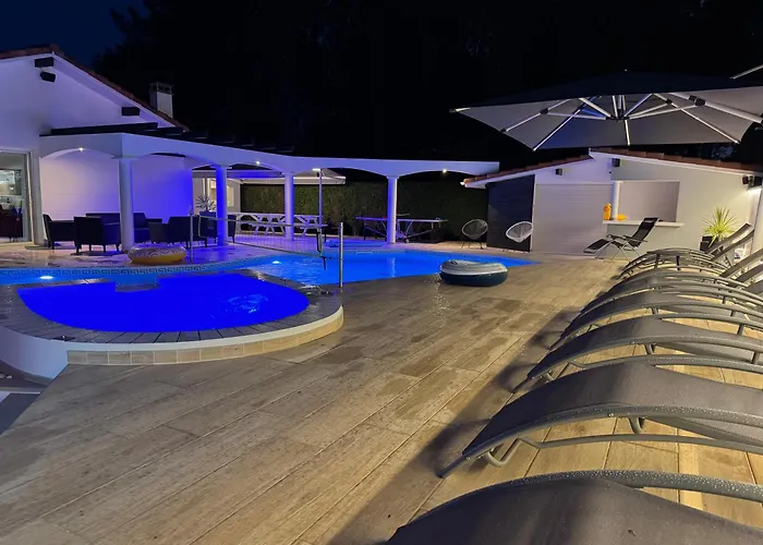 Sany:10 Pers Maison 200m2 Piscine , Jacuzzi